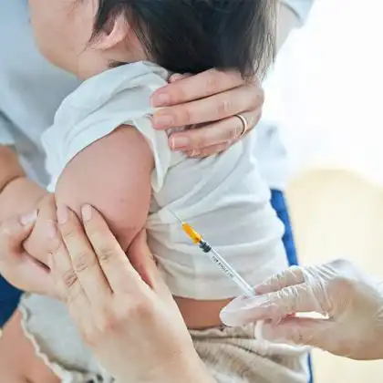 Diferentes vacinas são aplicadas em Portugal e no Brasil