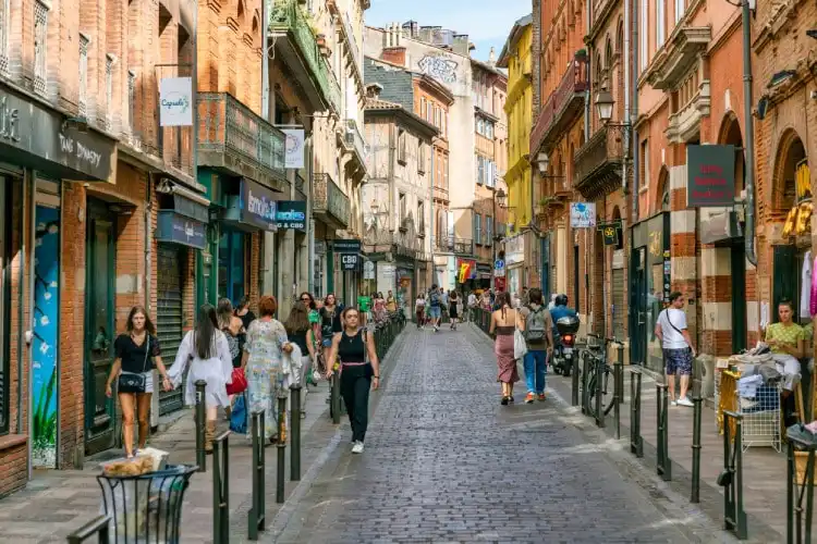 Pessoas passeando no Centro de Toulouse