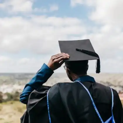 Estudante com roupa de formatura