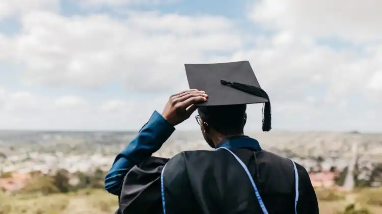 Estudante com roupa de formatura