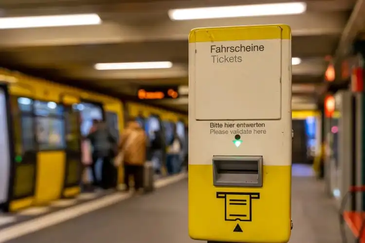 Máquina em estação de trem na Alemanha para validar ticket