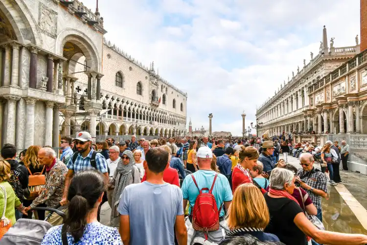 Turismo em excesso em Veneza, Itália.