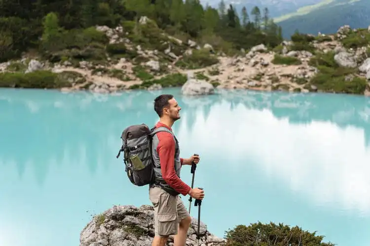 Viajante de mochilão admirando paisagem na Itália