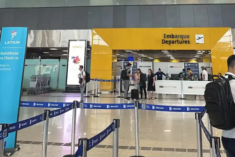 Embarque no aeroporto de Guarulhos, em São Paulo.