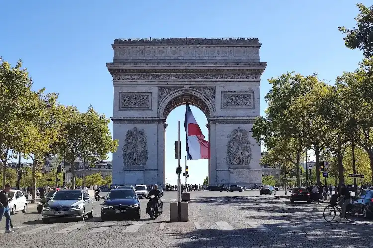 Arco do Triunfo, em Paris, na França