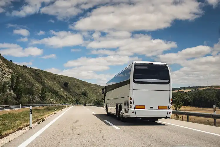 ônibus em uma estrada da Espanha