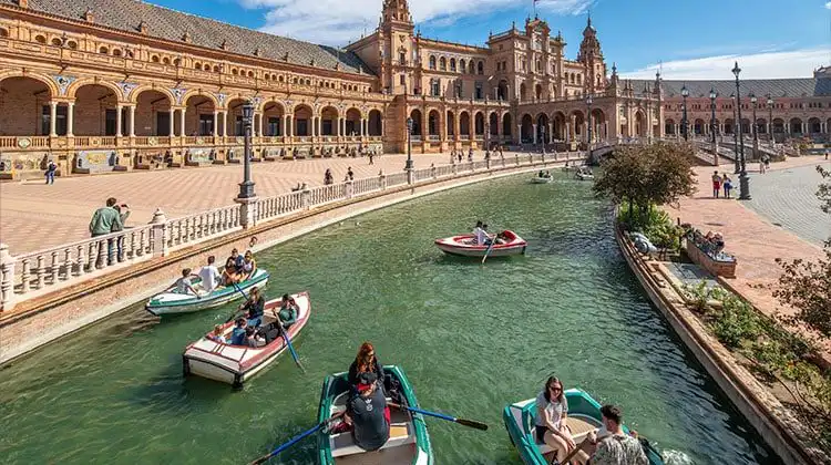 Plaza de España, um símbolo do turismo para quem vai viajar para Espanha