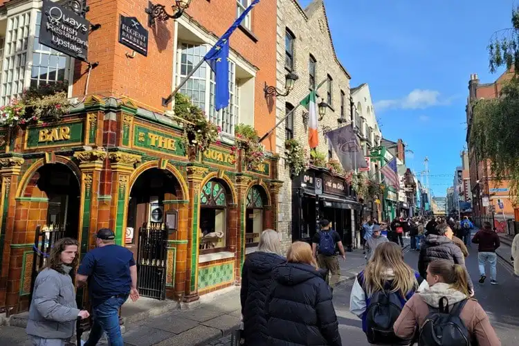 Turistas passeando pela região do Temple Bar em dia de sol em Dublin