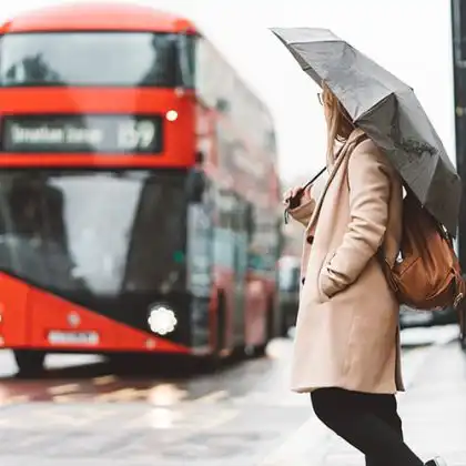 Mulher aguarda ônibus na Inglaterra