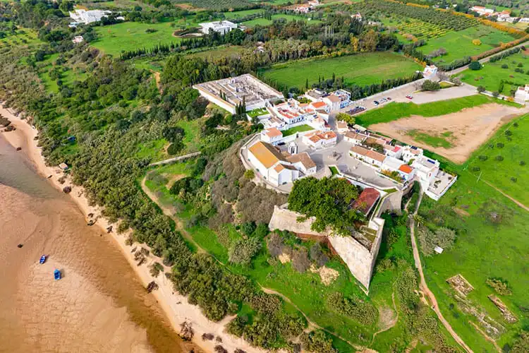 Há muitas casas de luxo no Algarve para venda. Assim como vilas de luxo.