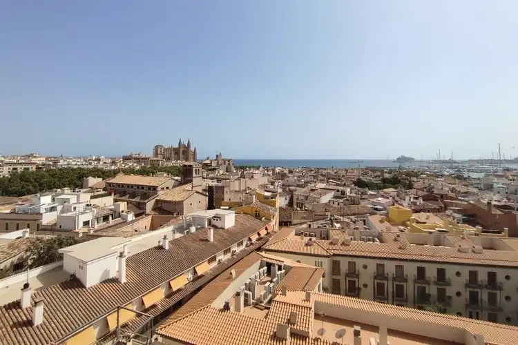 Vista panorâmica de Palma de Mallorca em dia ensolarado