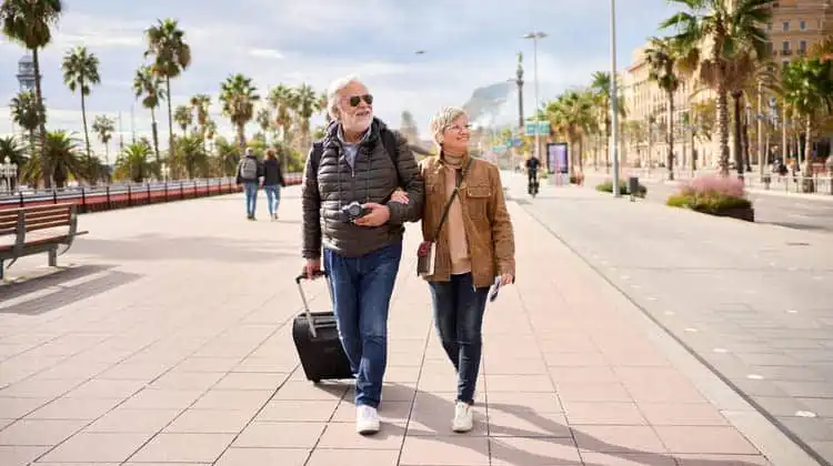 Casal de idosos andando em calçadão da Espanha
