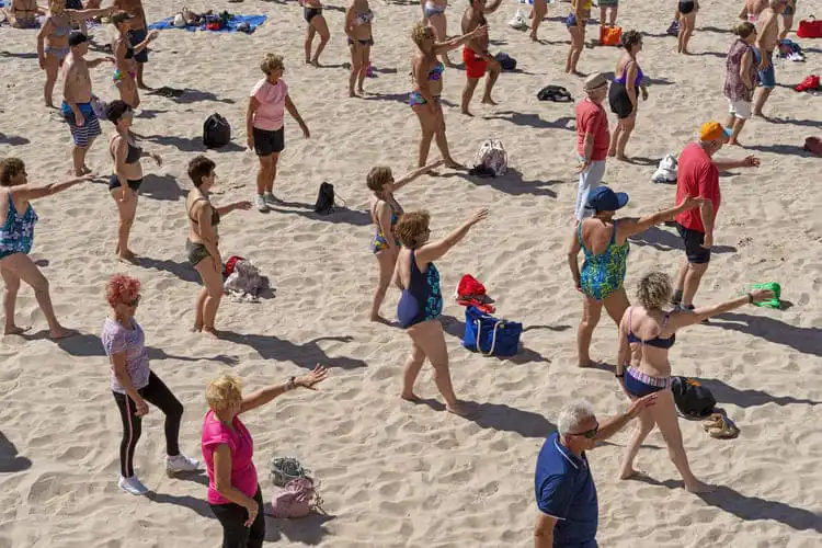 Grupo de seniores fazendo exercício na praia