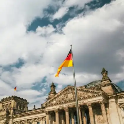 Bandeira da Alemanha no parlamento alemão em Berlim
