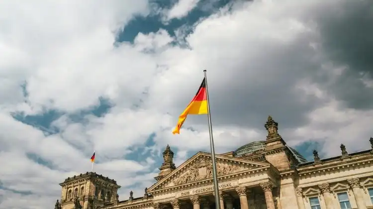 Bandeira da Alemanha no parlamento alemão em Berlim