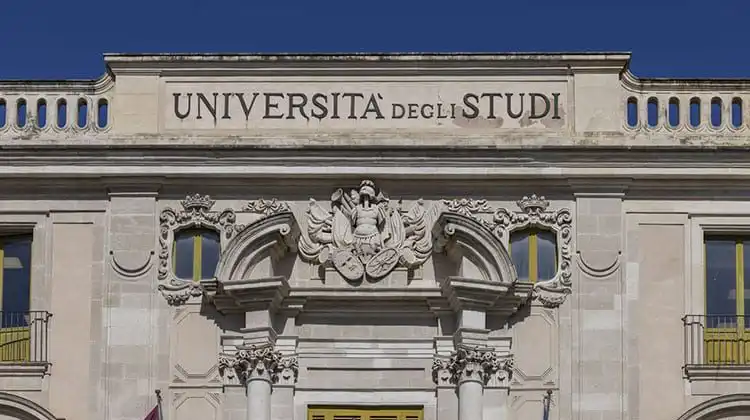 Entrada da Universidade da Catânia, na Itália