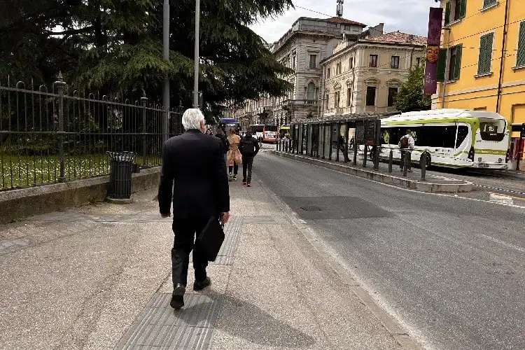 Aposentado andando nas ruas de Pádua