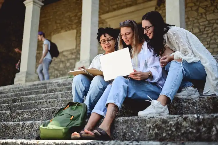 Três estudantes em universidade na Itália