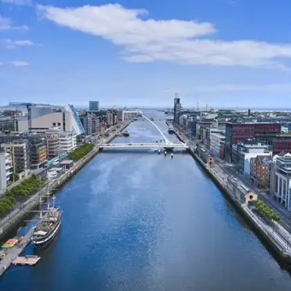 Vista do Rio Liffey em dia ensolarado em Dublin.
