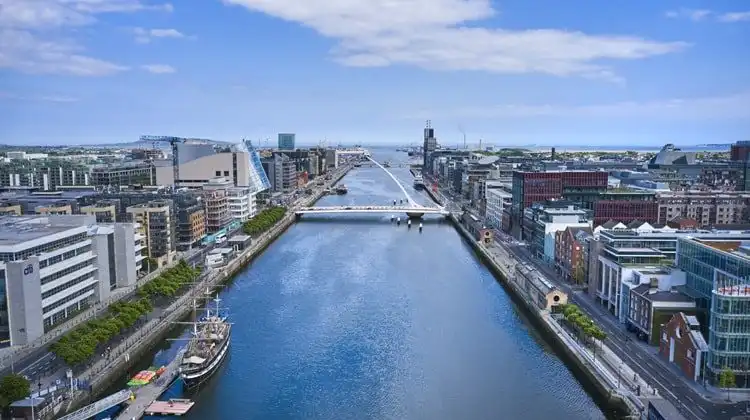 Vista do Rio Liffey em dia ensolarado em Dublin.