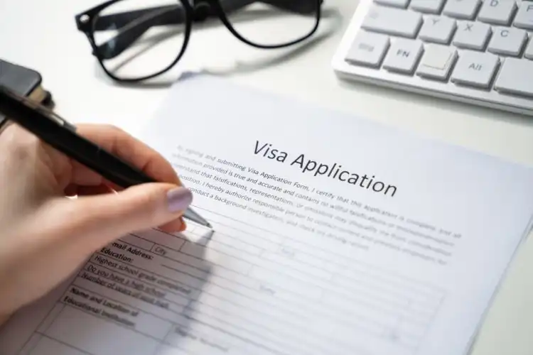 Preenchimento de formulário para aplicação de visto