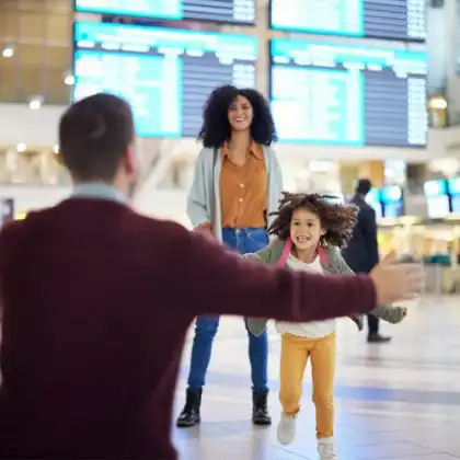 Mãe e filha com visto de reunião familiar em aeroporto na Alemanha
