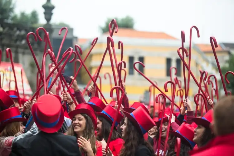 Estudantes em Portugal comemoram a formatura