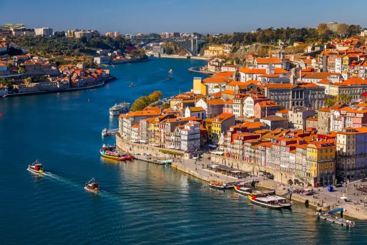 Vista panorâmica da cidade do Porto, em Portugal