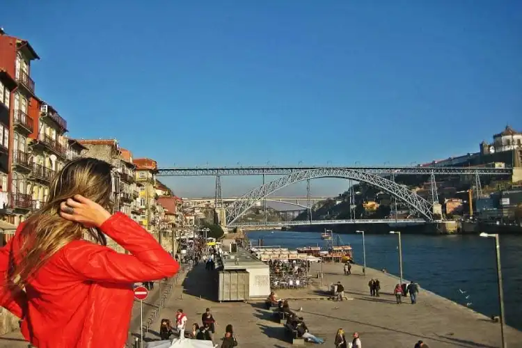 Mulher jovem admira a cidade no Porto, Portugal