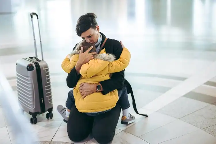Mulher encontrando criança no aeroporto