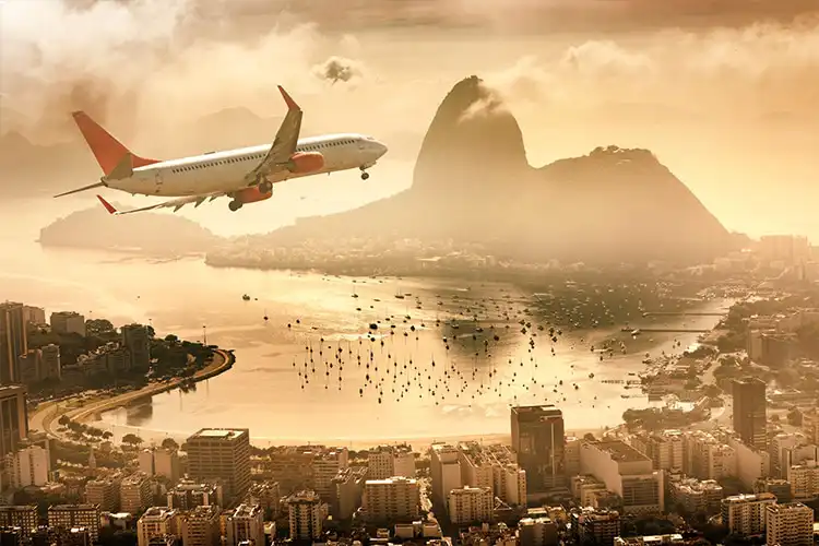 Avião sob paisagem do Rio de Janeiro