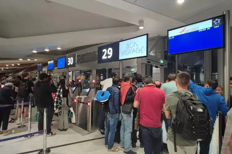 Pessoas reclamando do voo cancelado em no aeroporto em Paris.