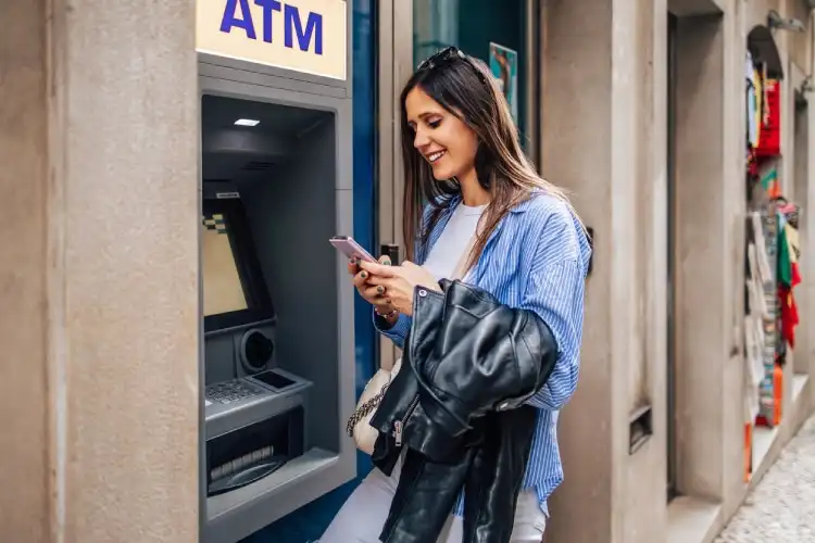 Nomad ou Wise permite saques em caixas ATM.