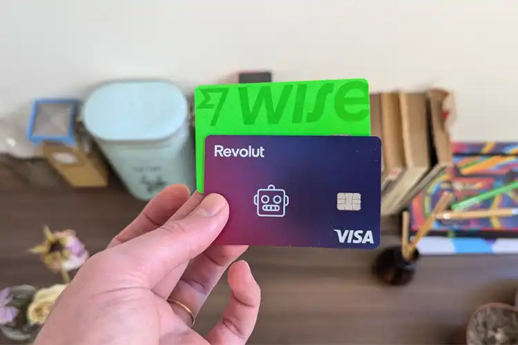 Revolut ou Wise, ambos funcionam bem na Europa.