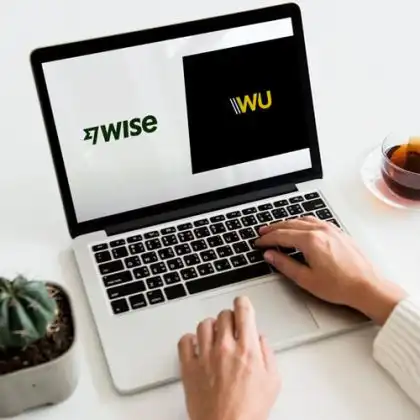 Mulher no computador comparando Wise ou Western Union
