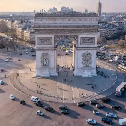 O aeroporto Charles de Gaulle costuma ser o ponto de partida para o aluguel de carro na França.