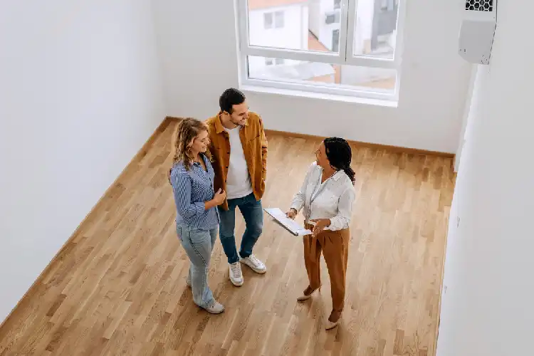 Casal visitando apartamento para alugar na França.