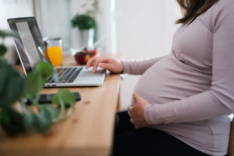 Mulher grávida pesquisando na internet