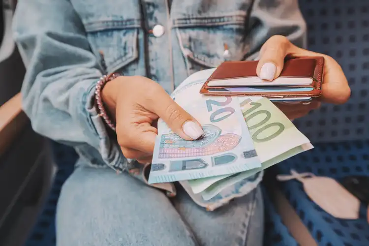 Mulher com euros para viagem