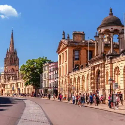 Pessoas caminhando pelas ruas de Oxford.