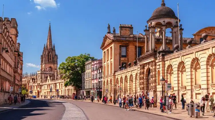 Pessoas caminhando pelas ruas de Oxford.