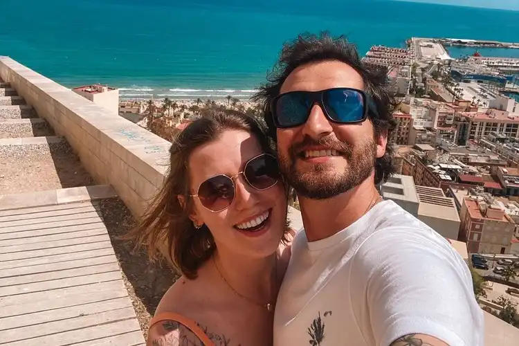 Casal com visto para nômades digitais na Espanha, em Alicante