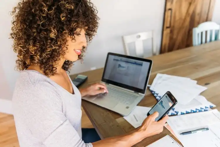 Mulher analisando os diferenciais do melhor banco digital. 