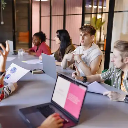 Estudantes em estágio na Espanha, trabalhando em empresas locais.