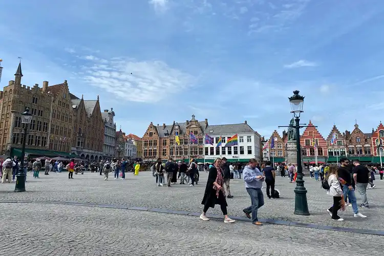 Praça central em Bruges.