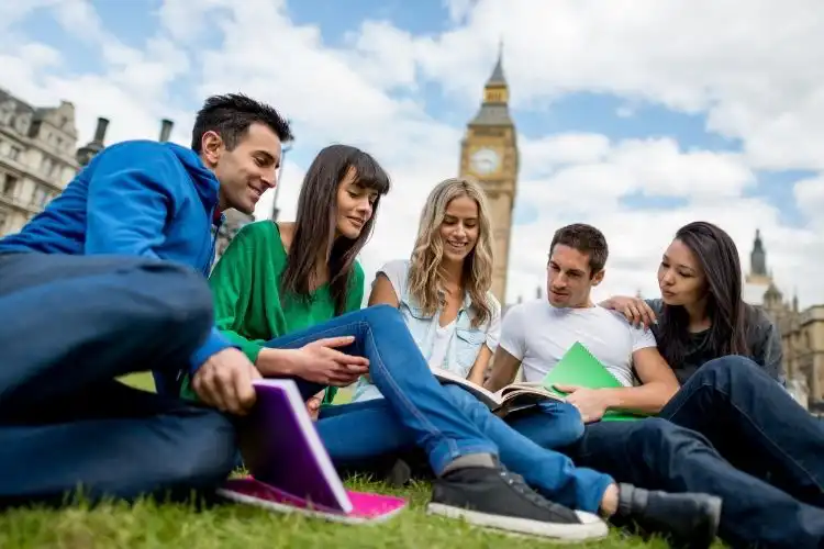 Alunos estudando ao ar livre em intercâmbio em Londres. 