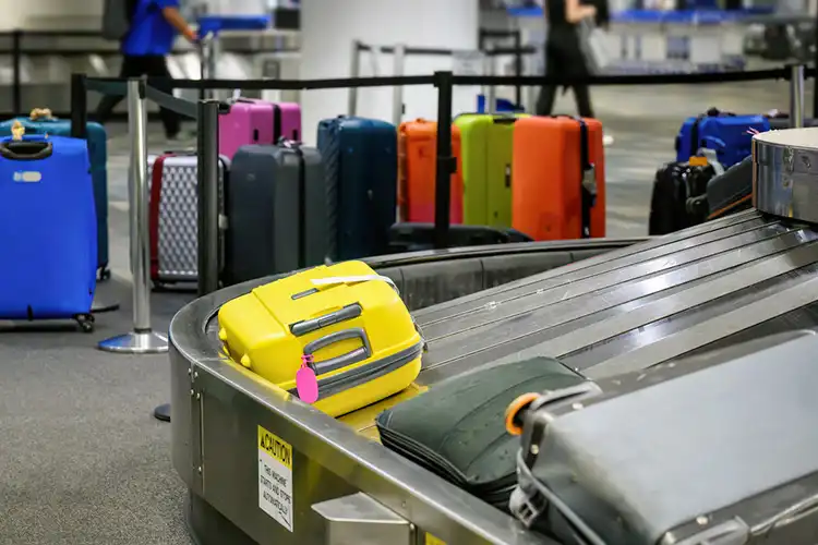 Bagagens na esteira em um aeroporto