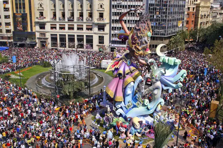 Festa Las Fallas na cidade de Valência, faz parte da cultura popular espanhola.