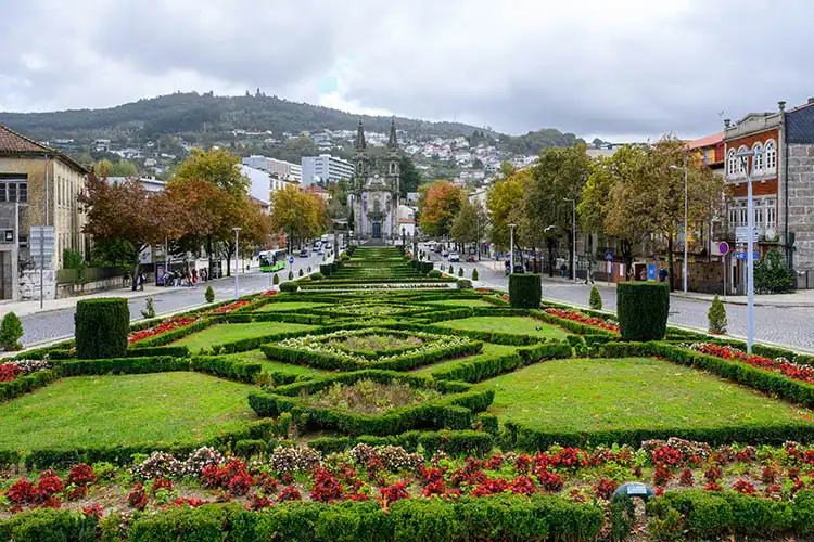 Praça principal no Centro Histórico de Guimarães