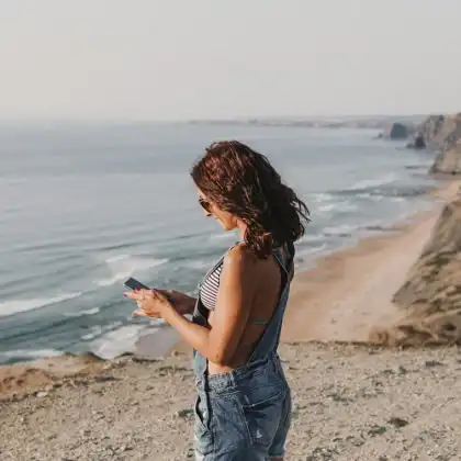 Mulher usando internet através do eSIM Holafly em Portugal.